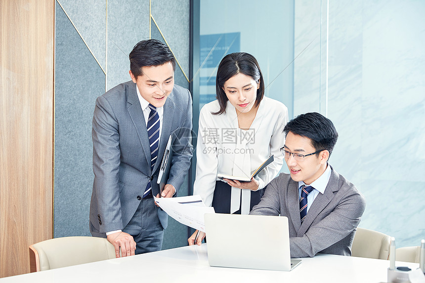 身着统一“战袍”，平均年龄60多岁的佛山太极老友们组团来看开渔节